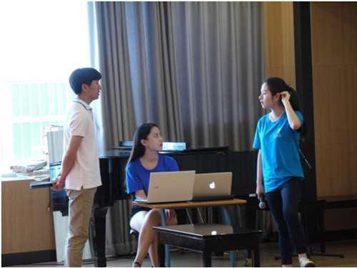 聲樂培訓(xùn)課上,中國音樂學(xué)院老師悉心指導(dǎo)“水立方杯”參賽選手