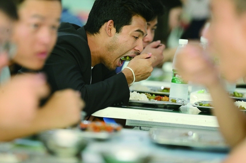 希塔愛(ài)吃魚香肉絲和不放花椒的烤魚。