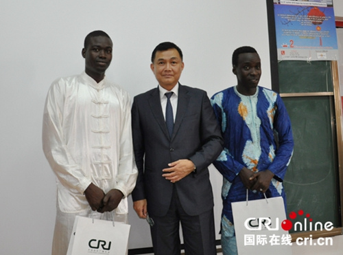 張迅為兩個(gè)組別的冠軍頒獎(jiǎng)