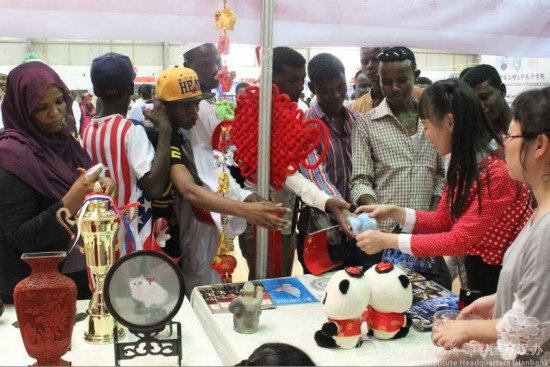 孔子學(xué)院的中國文物工藝品展位