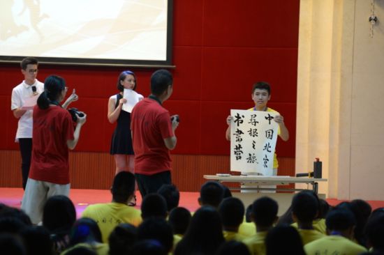 書畫營加拿大營員現(xiàn)場書法創(chuàng)作