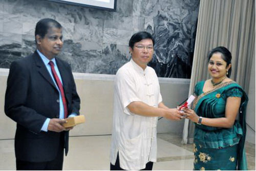 易先良和迪薩納亞克頒發(fā)錄取通知書(新華社提供)