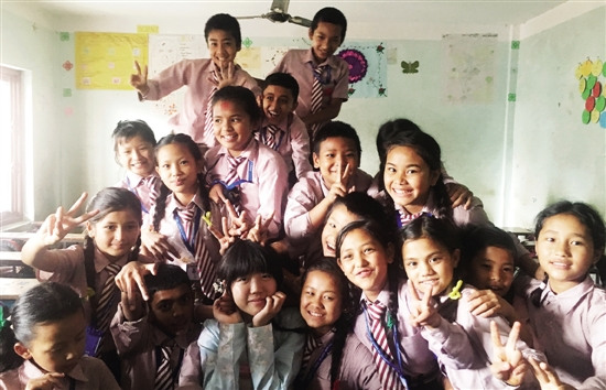 單憶佳(前中)和尼泊爾學生合影。