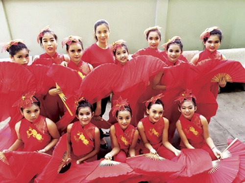 李莉與表演《扇舞中國(guó)紅》的營(yíng)員們合影