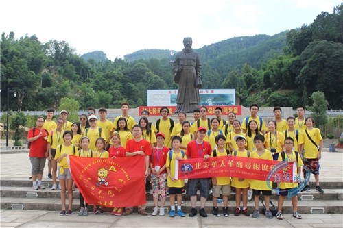 營員們在朱子塑像前合影