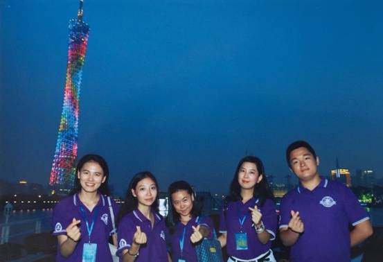 學(xué)員們在珠江上合影留念