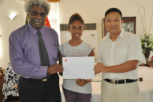 向獎(jiǎng)學(xué)金獲得者頒發(fā)錄取通知書(shū)