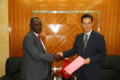 趙宏聲會(huì)見赤幾留華同學(xué)會(huì)主席埃拉