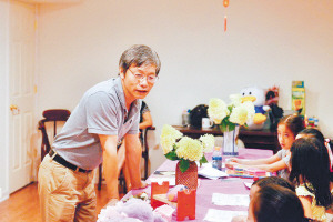 唐曉銓在給孩子們講課