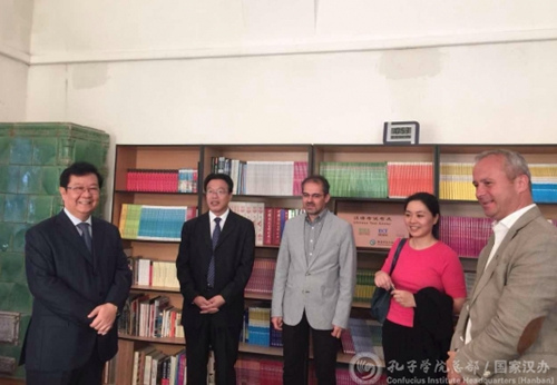 教育部副部長劉利民(左一)參觀孔院