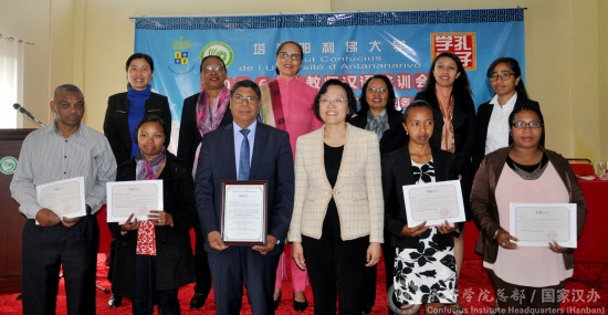 楊小茸為獲獎者頒獎