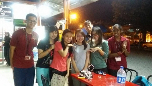 里文蒂(右)結(jié)交多名華裔好友,圖為她出席其中一名友人慶生會(huì)。