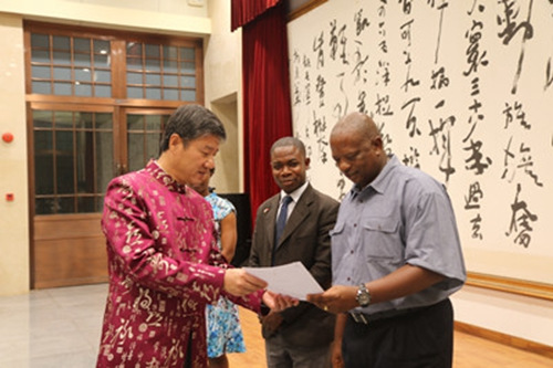 頒發(fā)錄取通知書(shū)