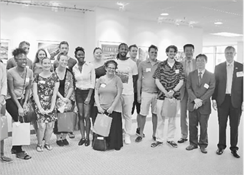 圖為即將前往中國的安生教育大使在送行會上合影留念。(王傳軍攝/光明圖片)