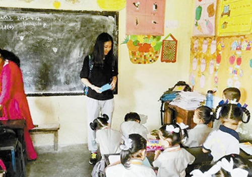 小夏同學(xué)正在給孩子們上課