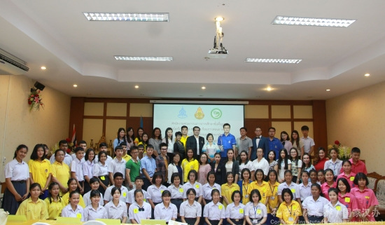 志愿者教師與參賽選手合影留念