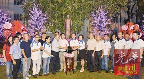 葉謀通(右9)等參加恒毅創(chuàng)校60年紀(jì)念慶典亮燈儀式。(馬來西亞《光華日報》)