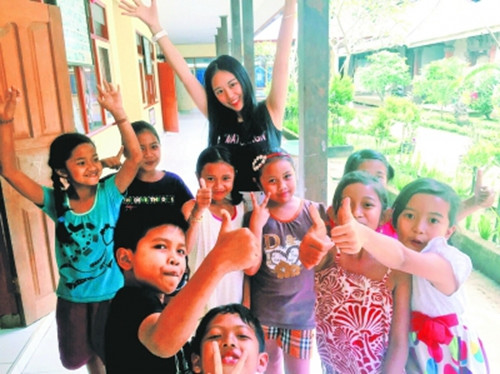 王晗玥在印尼與孩子們的課間活動(dòng)。