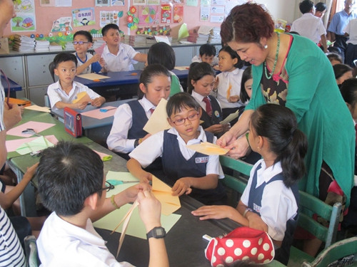 張崢嶸向?qū)W生講解及示范。(馬來西亞《星洲日報》)