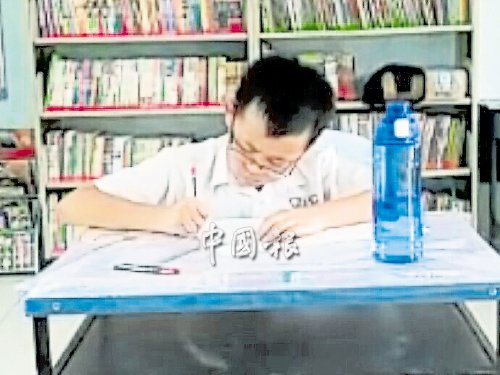 周煒銓平日在學(xué)??荚嚕际仟?dú)自一人應(yīng)考。(馬來西亞《中國報(bào)》)