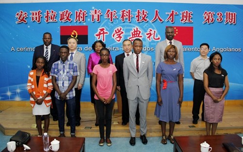 與會(huì)領(lǐng)導(dǎo)嘉賓為新一期學(xué)員佩戴校徽