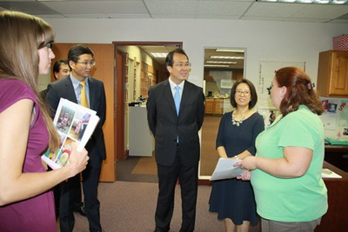 洪磊參觀美國國際中華兒童收養(yǎng)中心