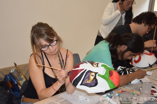 學(xué)生正在畫臉譜