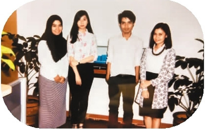 郭玫姿(左二)和成人班學生。