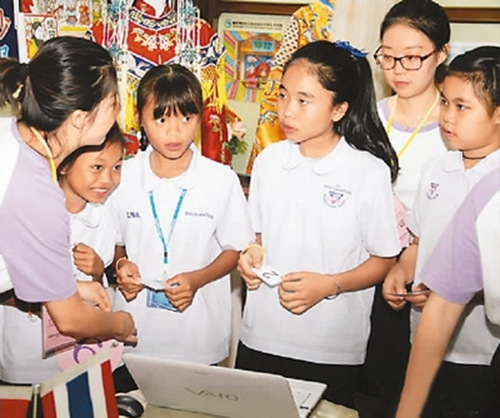 圖為進(jìn)入決賽的小學(xué)生選手現(xiàn)場(chǎng)抽簽決定比賽順序。