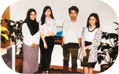 郭玫姿(左二)和成人班學生