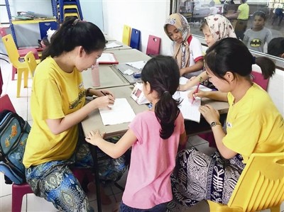 顧碩宇、孫圓媛和難民學(xué)生在一起。