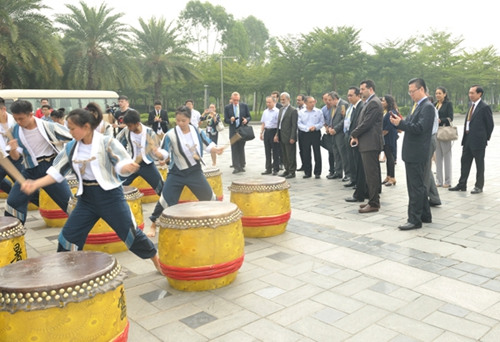 觀看二十四節(jié)令鼓表演(張林