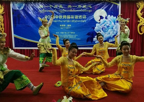 抹谷千佛中學(xué)的學(xué)生們表演節(jié)目