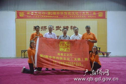 學(xué)員代表回贈(zèng)班旗