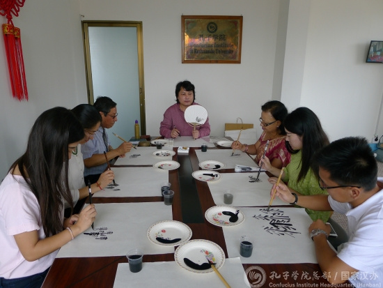 孔祥喬教老師們繪畫(huà)