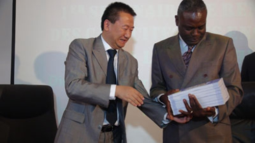 夏煌向剛高中轉(zhuǎn)交國(guó)家漢辦捐贈(zèng)的漢語(yǔ)教材