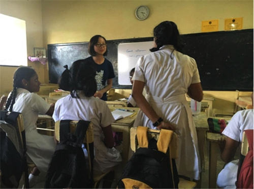 王雯在斯里蘭卡教學(xué)