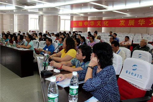 華文教師們認(rèn)真參加教學(xué)培訓(xùn)