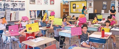 圖為第一天上學(xué)的學(xué)前班小朋友們。