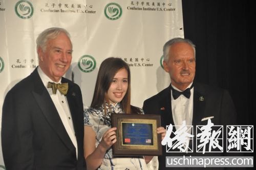 獲獎學(xué)生接受頒獎。(美國《僑報》