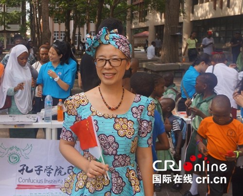 拉各斯大學(xué)孔子學(xué)院院長(zhǎng)王永靜展示尼日利亞傳統(tǒng)服飾