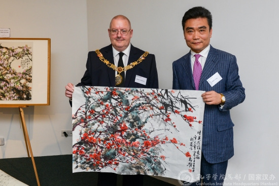 王盈現(xiàn)場作畫并贈予蘭卡斯特市市長羅伯特·雷德芬