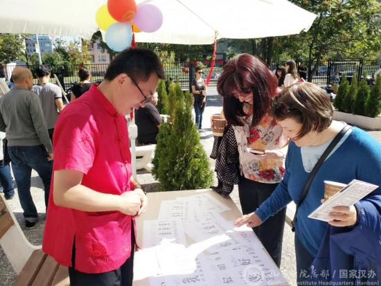 參與者觀看漢語詞卡