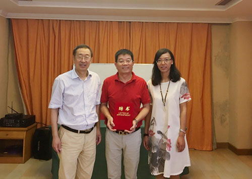 溫州大學(xué)向佛羅倫薩中文學(xué)校校長潘世立頒發(fā)聘書