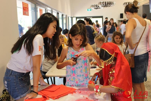 當(dāng)?shù)貎和w驗中國剪紙(照片由查爾斯·達(dá)爾文大學(xué)孔子學(xué)院提供)