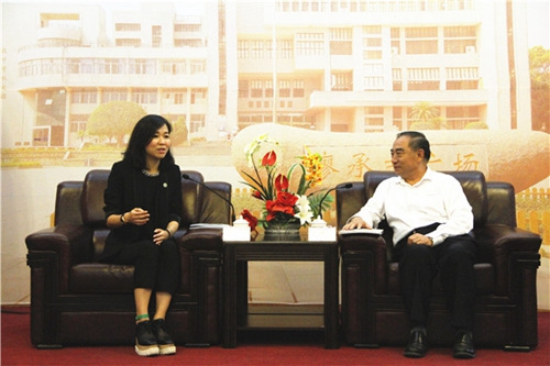 賈益民與顏奕萍座談