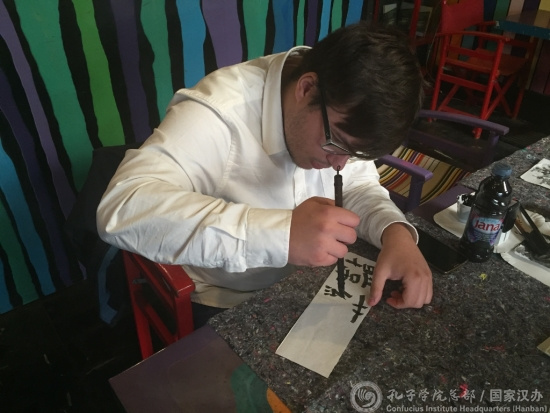 當地民眾創(chuàng)作書法作品