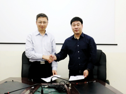 暨南大學(xué)副校長張宏與意大利中國總商會秘書長戴小璋在協(xié)議簽訂儀式上