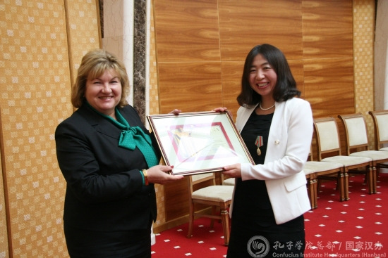 白俄羅斯信息部部長莉莉婭·阿娜尼奇為劉素玲院長頒發(fā)證書