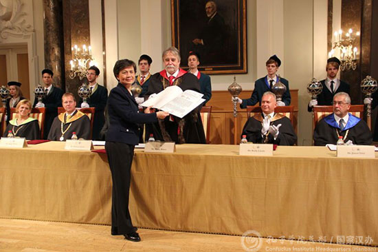 羅蘭大學(xué)校長梅澤伊·巴爾納向許琳頒發(fā)榮譽(yù)博士學(xué)位證書